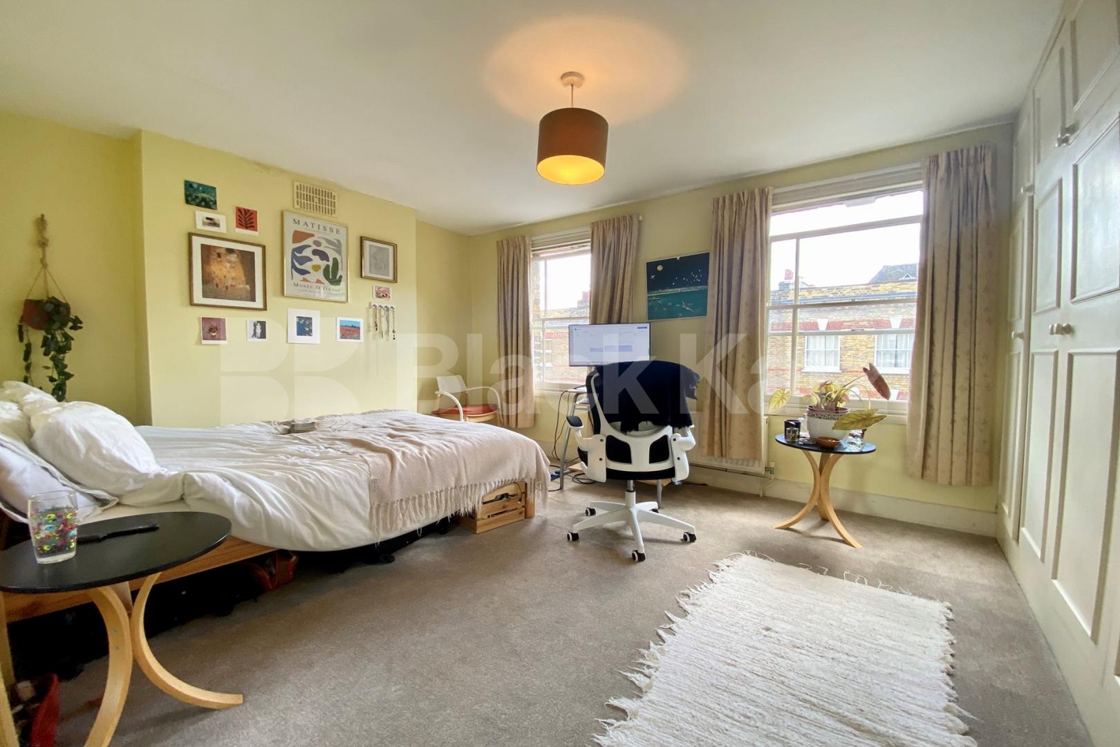 Bright & airy, offering approximately 1050 Sq. Ft.of living & entertaining space Henshaw Street, Elephant and Castle